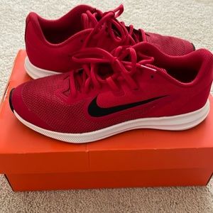 Nike boys Downshifter 9 Boys Running Shoe Sz 6Y